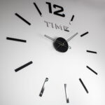 Nowoczesny zegar ścienny Linea V1