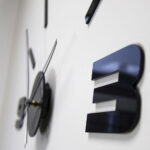 Duży nowoczesny zegar ścienny Mase XL czarny