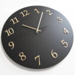 Duży okrągły zegar ścienny Arabic Mat czarno-złoty 50 x 50 cm