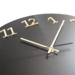 Duży okrągły zegar ścienny Arabic Mat czarno-złoty 50 x 50 cm