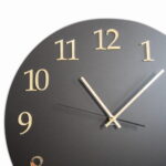 Duży okrągły zegar ścienny Arabic Mat czarno-złoty 50 x 50 cm